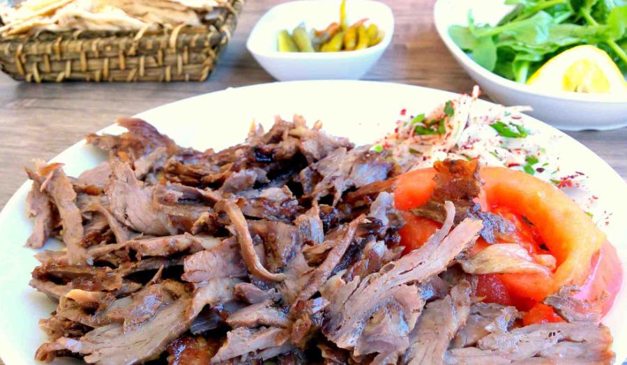 Chicken and lamb doner with rice is a Turkish dish that can be found in China