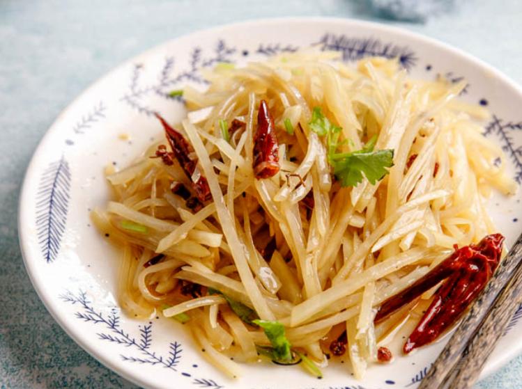 Shredded potatoes in vinegar is eaten as an appetizer or side dish.