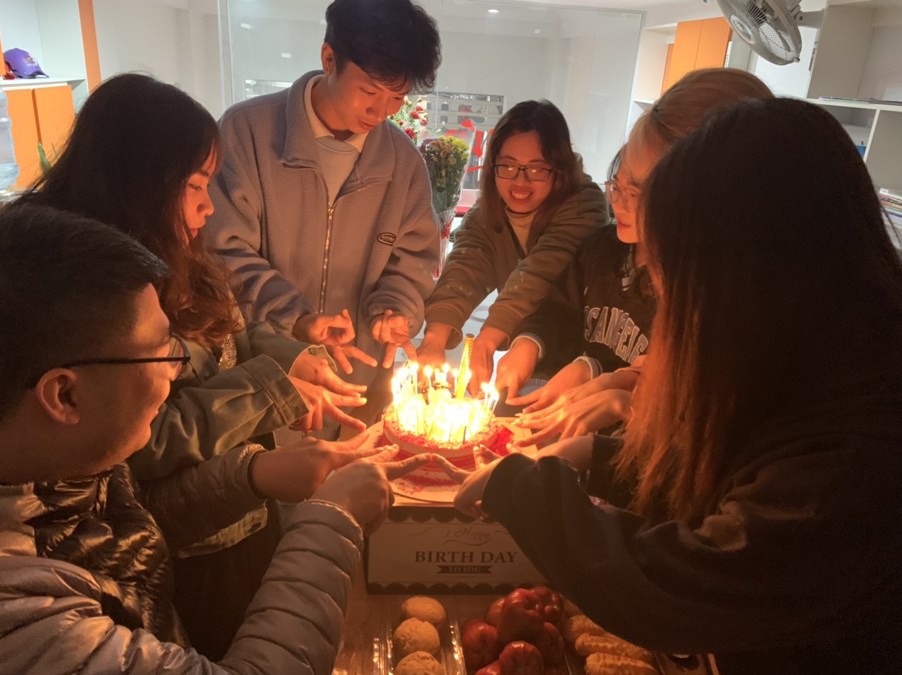 Tổ chức sinh nhật bất ngờ cho nhân viên